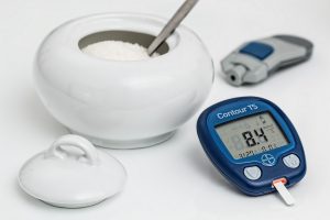 סוכר לבן ומכשיר מדידת אינסולין
