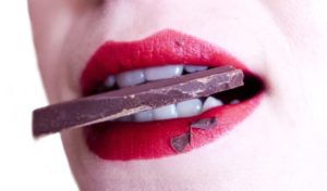 אישה אוכלת שוקולד